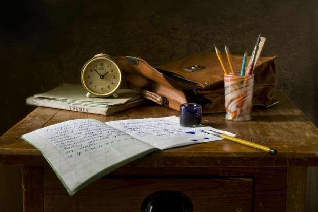 Academic writing retreat London; brown wooden desk with notebook and pen; Photo by Pixabay